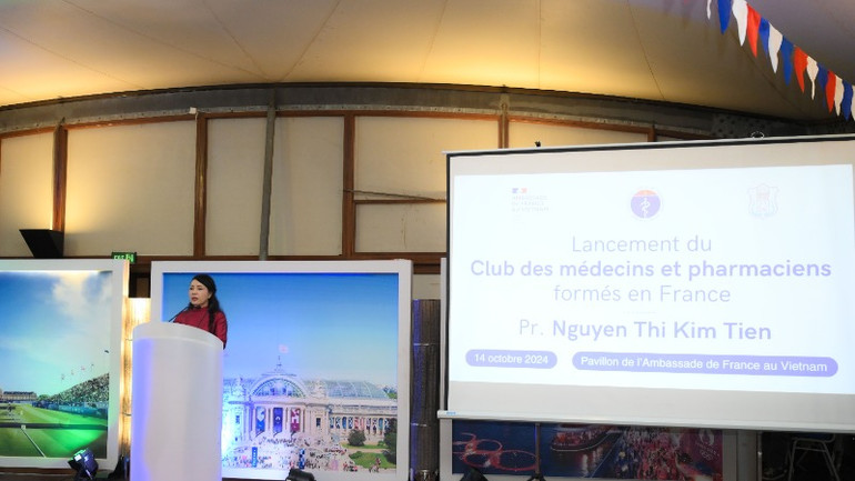 PGS, TS Nguyễn Thị Kim Tiến, Chủ tịch Câu lạc bộ Cựu bác sĩ, dược sĩ học tập tại Cộng hòa Pháp phát biểu tại sự kiện.