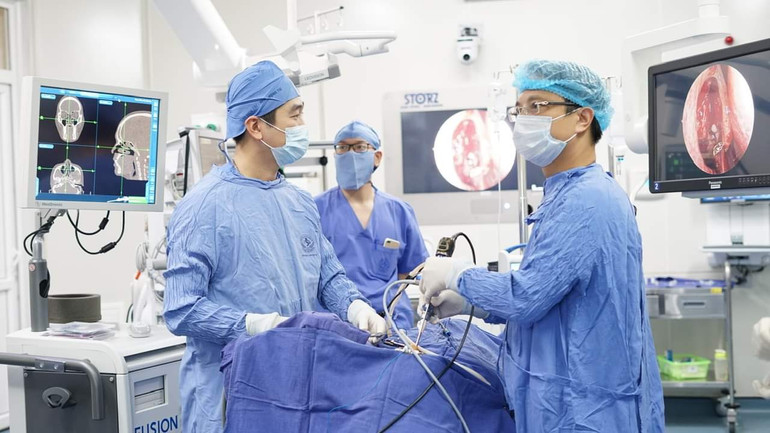 Các bác sĩ Bệnh viện Tai Mũi Họng trung ương thực hiện phẫu thuật nội soi mũi xoang có sử dụng hệ thống định vị