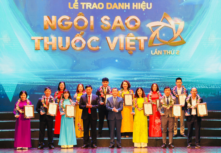 Đại diện doanh nghiệp có sản phẩm nhận danh hiệu "Ngôi sao thuốc Việt"