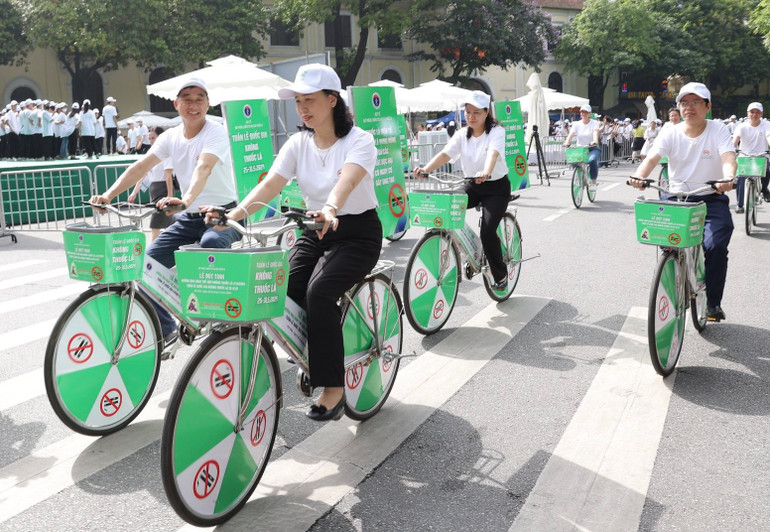 Các đại biểu tham gia hoạt động đạp xe hưởng ứng chiến dịch truyền thông phòng chống tác hại thuốc lá. Các đại biểu tham gia hoạt động đạp xe hưởng ứng chiến dịch truyền thông phòng chống tác hại thuốc lá.