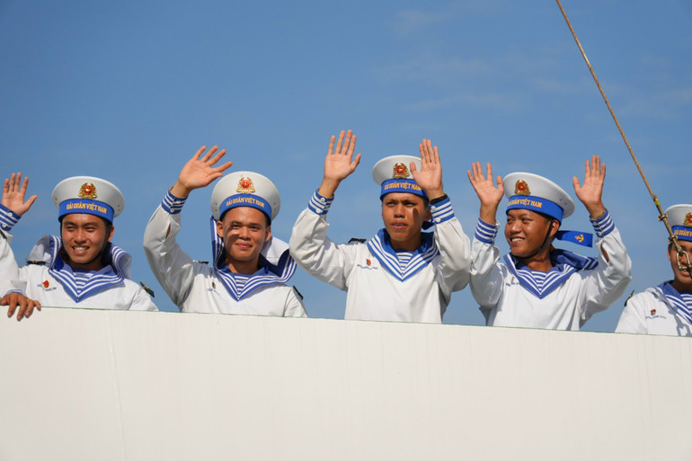 Cán bộ, chiến sĩ vẫy tay tạm biệt đất liền.