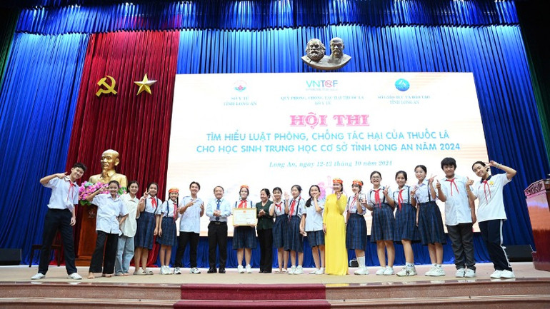 Ban tổ chức trao giải nhất hội thi thuộc về Trường trung học cơ sở Nhựt Tảo.