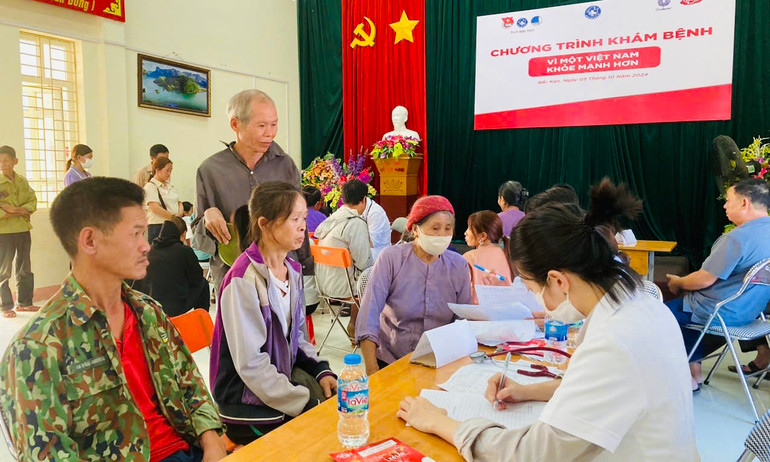 Khám tư vấn sức khoẻ và phát thuốc miễn phí cho người dân bị ảnh hưởng bão số 3.