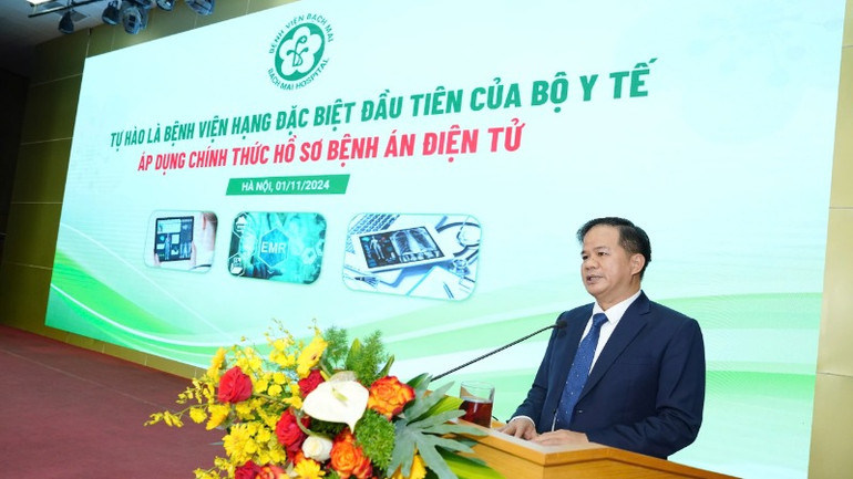Theo PGS,TS Đào Xuân Cơ, Giám đốc Bệnh viện Bạch Mai báo cáo quá trình triển khai bệnh án điện tử.