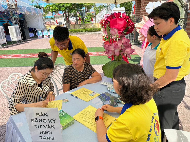 Đông đảo người dân được tư vấn, hướng dẫn đăng ký hiến mô, bộ phận cơ thể người
