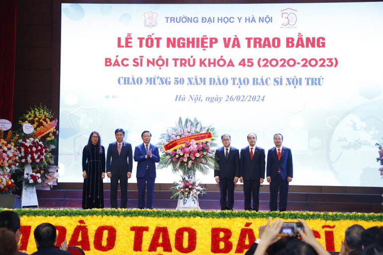 Phó Thủ tướng Trần Hồng Hà tặng hoa chúc mừng tập thể lãnh đạo Trường đại học Y Hà Nội nhân Ngày Thầy thuốc Việt Nam. Phó Thủ tướng Trần Hồng Hà tặng hoa chúc mừng tập thể lãnh đạo Trường đại học Y Hà Nội nhân Ngày Thầy thuốc Việt Nam.