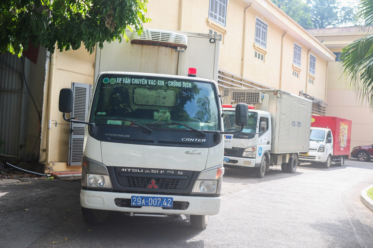 Các phương tiện vận chuyển sẵn sàng cho hoạt động tiếp nhận cũng như vận chuyển vaccine về các địa phương. Các phương tiện vận chuyển sẵn sàng cho hoạt động tiếp nhận cũng như vận chuyển vaccine về các địa phương.