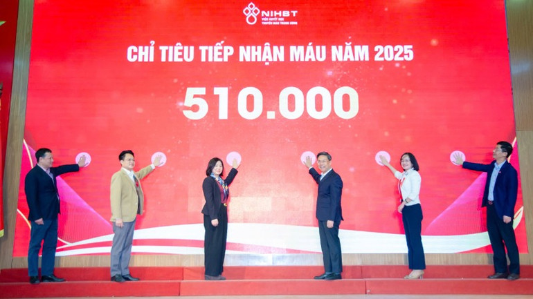 Bấm nút quyết tâm thực hiện mục tiêu tiếp nhận 510 nghìn đơn vị máu trong năm 2025. Bấm nút quyết tâm thực hiện mục tiêu tiếp nhận 510 nghìn đơn vị máu trong năm 2025.