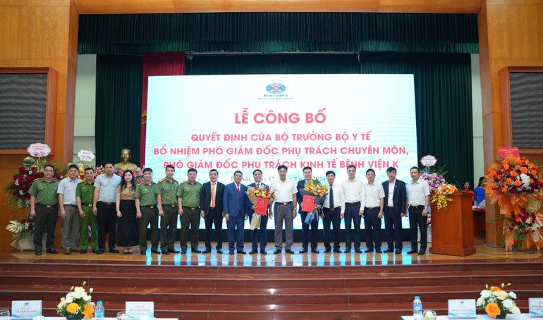 Đại diện Bộ Y tế, ban lãnh đạo Bệnh viện K và các đơn vị chúc mừng hai tân phó giám đốc.