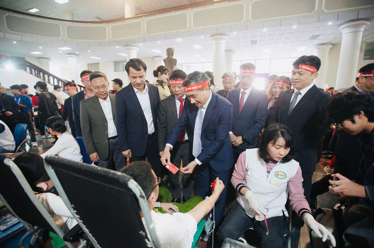 Đại diện Ban tổ chức tặng quà tri ân người hiến máu. Đại diện Ban tổ chức tặng quà tri ân người hiến máu.