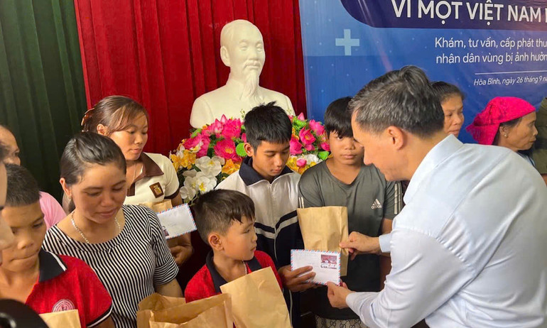 Tặng quà cho trẻ em trên địa bàn.