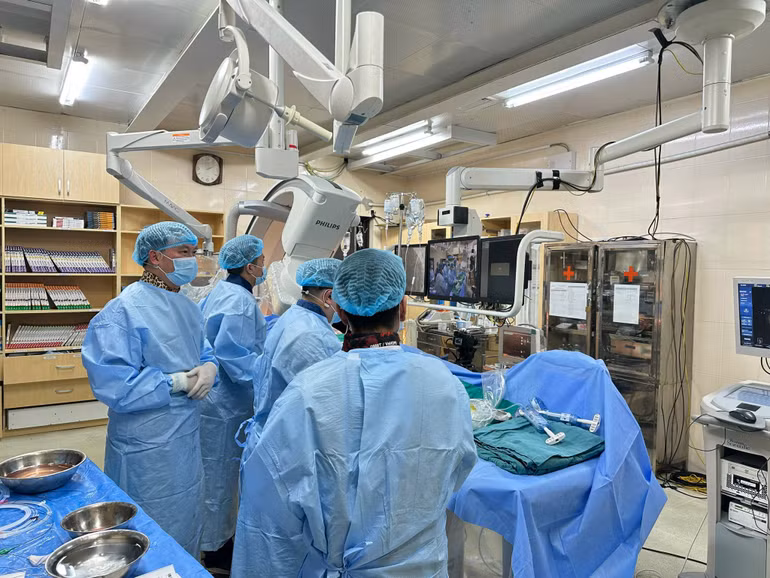 Một ca can thiệp tim mạch tại Viện Tim mạch quốc gia.