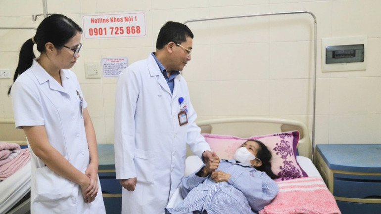 Phát triển mạng lưới cơ sở y tế sẽ giúp người dân tiếp cận dịch vụ chăm sóc sức sức khỏe chuyên sâu, chất lượng cao. Trong ảnh: trao đổi, động viên người bệnh điều trị tại Bệnh viện K