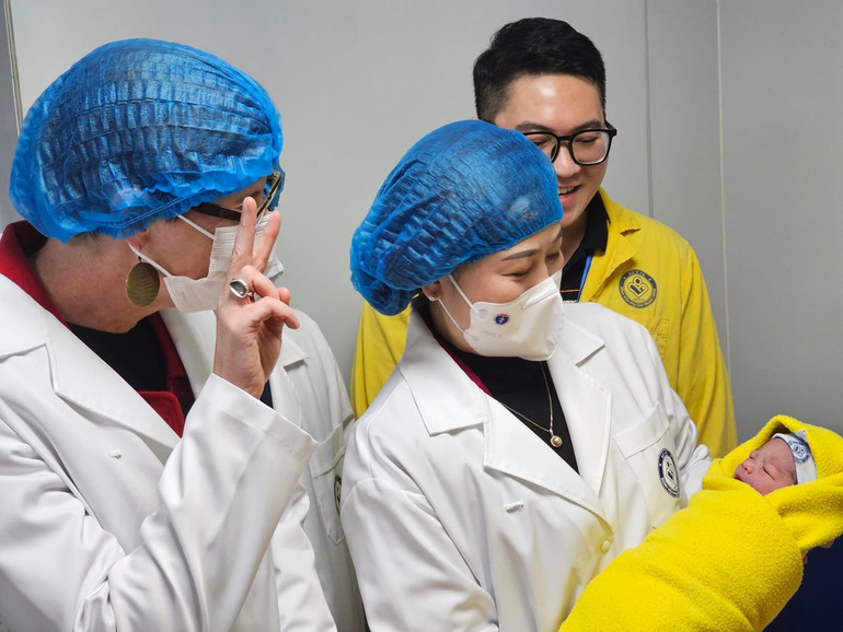 Bộ trưởng Y tế Đào Hồng Lan và Trưởng đại diện Tổ chức Y tế Thế giới tại Việt Nam Angela Pratt đón những công dân đầu tiên được sinh ra trong năm Giáp Thìn tại Bệnh viện Phụ sản Trung ương