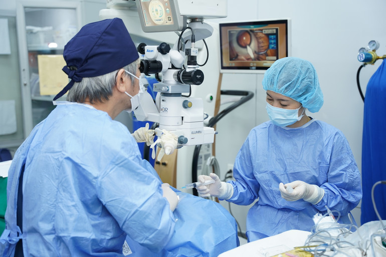 Bác sĩ Bùi Tiến Hùng đang thực hiện một ca phẫu thuật Phakic ICL