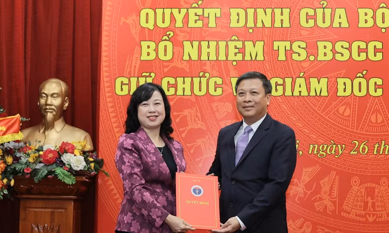 Bộ trưởng Y tế Đào Hồng Lan trao quyết định bổ nhiệm cho TS, BSCC Nguyễn Thế Anh.