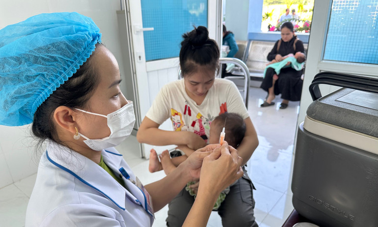 Bộ Y tế đề nghị các địa phương tăng cường tiêm vaccine và các biện pháp phòng dịch sởi cho người dân, nhất là trẻ em. Bộ Y tế đề nghị các địa phương tăng cường tiêm vaccine và các biện pháp phòng dịch sởi cho người dân, nhất là trẻ em.