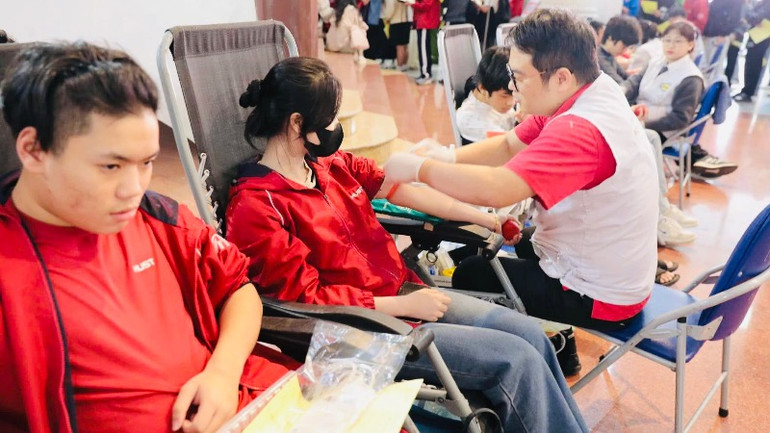 Đông đảo thanh niên, sinh viên tham gia hiến máu tại chương trình Chủ Nhật đỏ. Đông đảo thanh niên, sinh viên tham gia hiến máu tại chương trình Chủ Nhật đỏ.