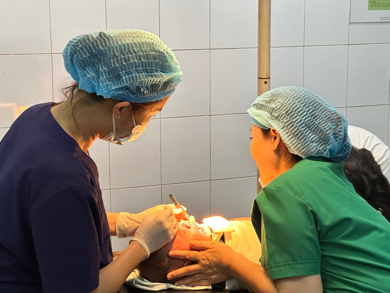 Sau sáu ngày thực hiện ca phẫu thuật, ngày 22/5 cháu bé đã được cắt chỉ.