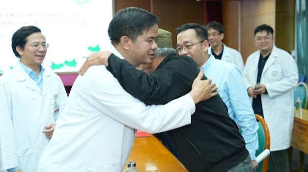 PGS, TS Đào Xuân Cơ, Giám đốc Bệnh viện Bạch Mai tri ân, cảm ơn nghĩa cử cao đẹp của gia đình người hiến tạng. PGS, TS Đào Xuân Cơ, Giám đốc Bệnh viện Bạch Mai tri ân, cảm ơn nghĩa cử cao đẹp của gia đình người hiến tạng.