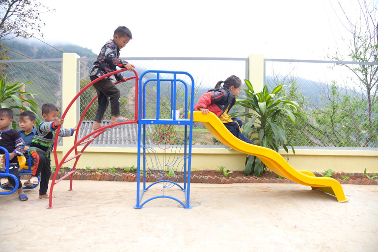 Các em học sinh mầm non thích thú trải nghiệm tại khu vui chơi mới của trường