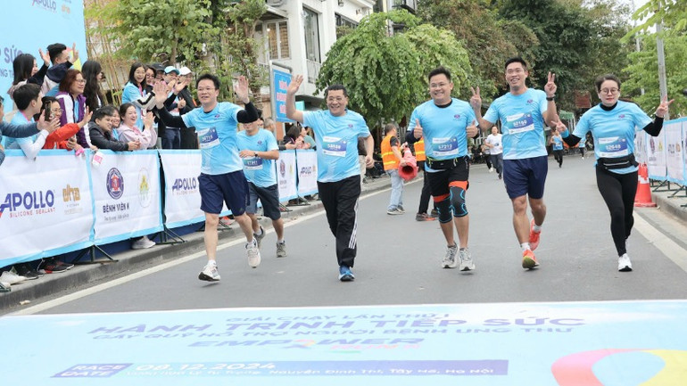 Đông đảo cán bộ y tế tham gia giải chạy ý nghĩa này. Đông đảo cán bộ y tế tham gia giải chạy ý nghĩa này.