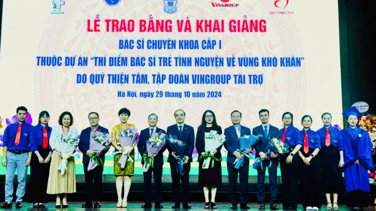 Đại diện học viên tặng hoa Ban Quản lý Dự án 585, lãnh đạo Trường đại học Y Hà Nội và nhà tài trợ. Đại diện học viên tặng hoa Ban Quản lý Dự án 585, lãnh đạo Trường đại học Y Hà Nội và nhà tài trợ.