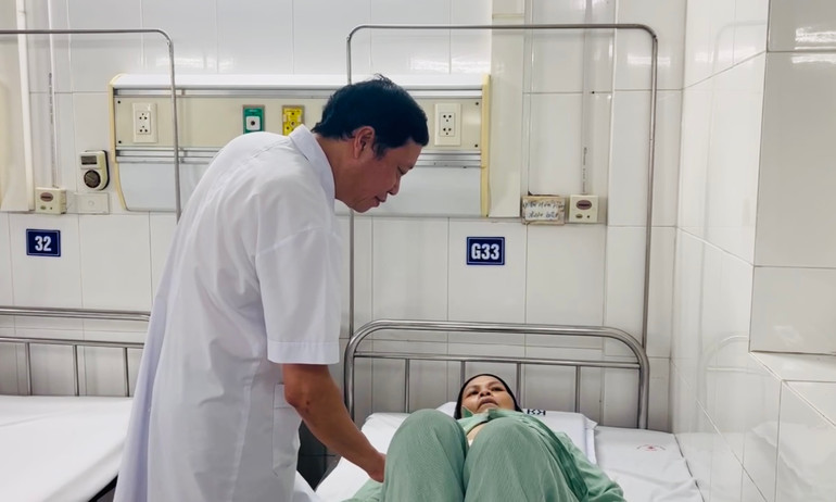 Bác sĩ thăm khám lại cho người bệnh ở ngày thứ tám sau mổ.