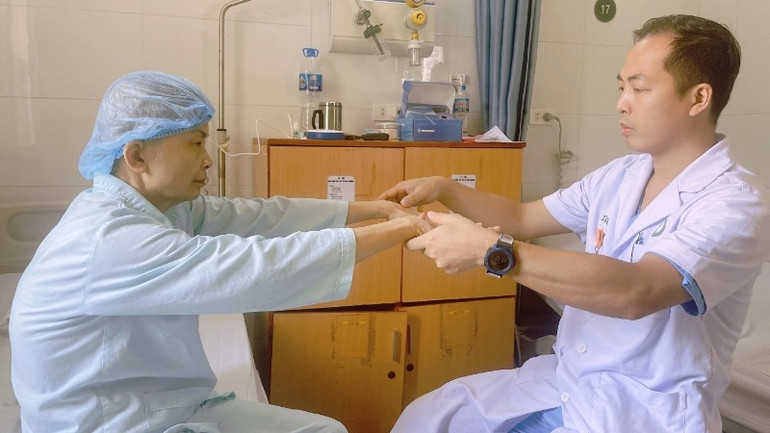 Bác sĩ Bệnh viện Hữu nghị Việt Đức phẫu thuật đặt điện cực kích thích não sâu thành công cho bệnh nhân mắc bệnh parkinson nhiều năm.