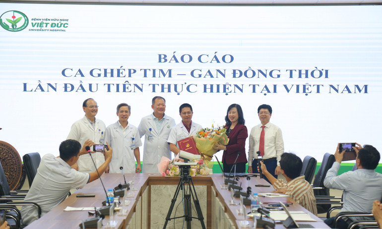 Bộ trưởng Y tế Đào Hồng Lan chúc mừng các thầy thuốc Bệnh viện Hữu nghị Việt Đức đã thực hiện thành công ca ghép.