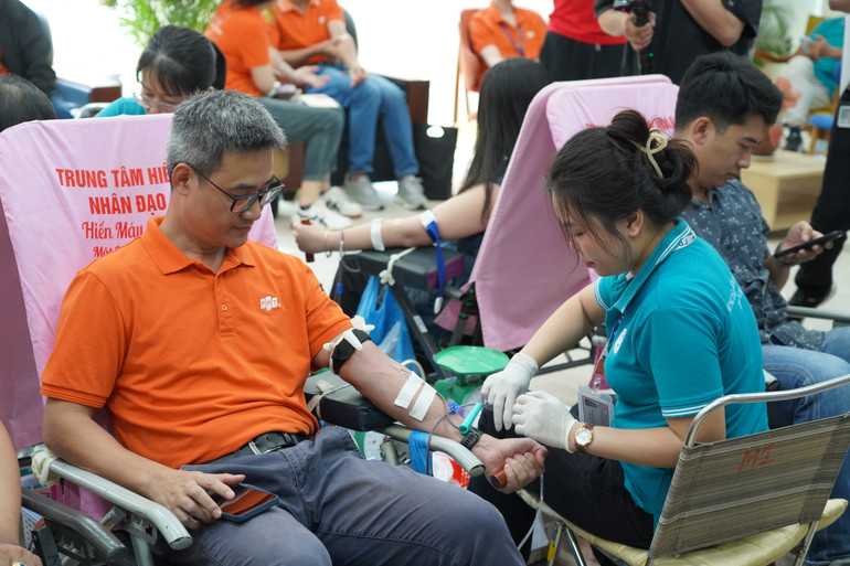 Cán bộ nhân viên FPT tham gia hiến máu nhân đạo. Cán bộ nhân viên FPT tham gia hiến máu nhân đạo.
