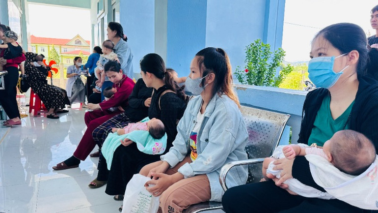 Người dân xã Cam Tuyền, Cam Lộ, Quảng Trị Yên tâm khi đưa con đến tiêm vaccine phòng bệnh tại trạm y tế xã.