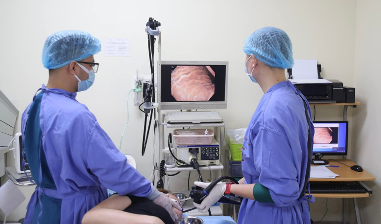 Các bác sĩ Bệnh viện K khám tầm soát ung thư cho người bệnh. Các bác sĩ Bệnh viện K khám tầm soát ung thư cho người bệnh.