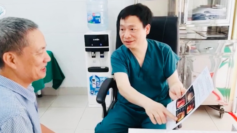 Bác sĩ đánh giá, tư vấn điều trị cho một người bệnh Bác sĩ đánh giá, tư vấn điều trị cho một người bệnh