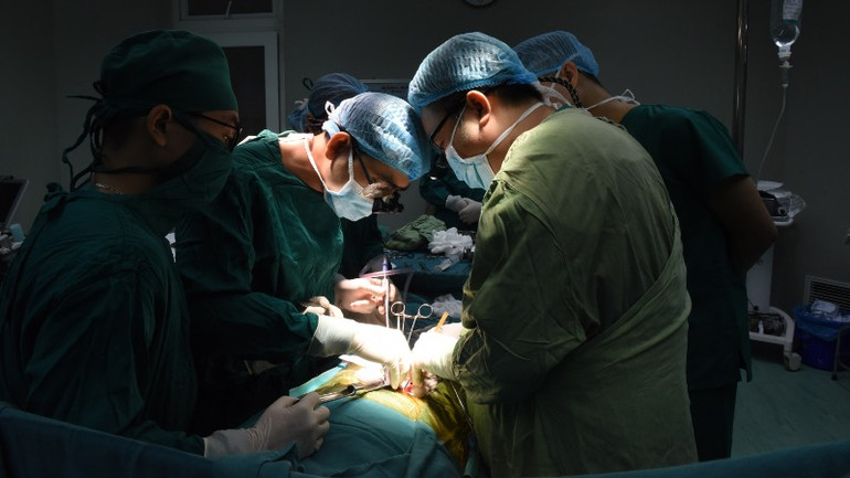 Các bác sĩ Bệnh viện đa khoa hữu nghị Nghệ An thực hiện ca phẫu thuật lấy-ghép tạng từ người cho chết não. (Ảnh: Từ Thành)