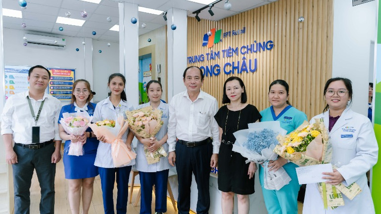 PGS,TS Tăng Chí Thượng Giám đốc Sở Y tế Thành phố Hồ Chí Minh chúc mừng ê-kíp y, bác sĩ của Hệ thống nhà thuốc và tiêm chủng FPT Long Châu đã phối hợp cấp cứu sốc phản vệ thành công cho người bệnh