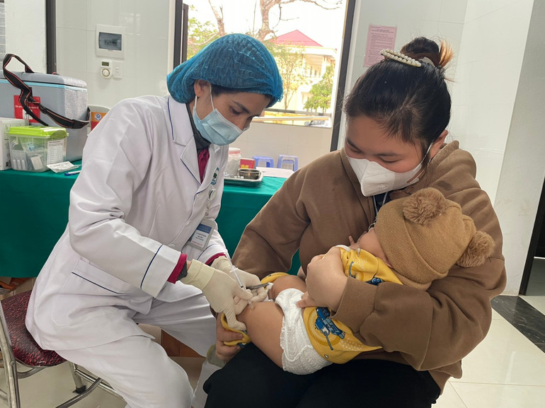 Triển khai tiêm vaccine phòng bệnh cho trẻ em.