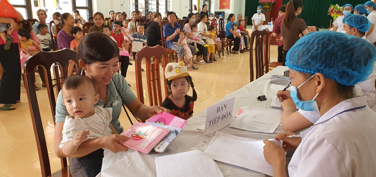 Công tác tiếp đón trẻ trong độ tuổi đến bổ sung Vitamin A tại Trạm y tế xã Hợp Phong