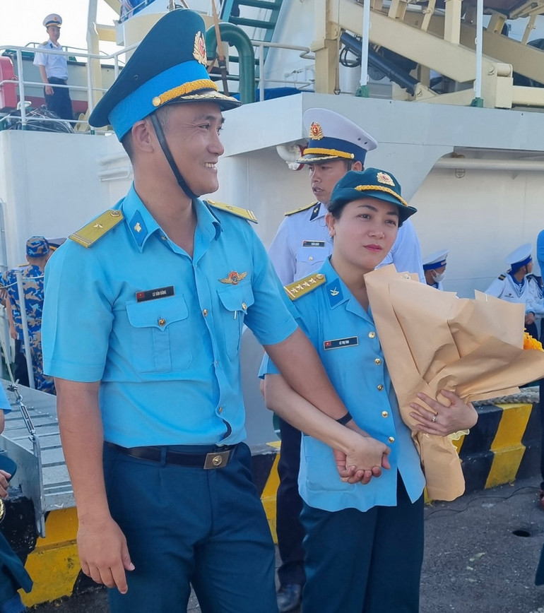 Chia tay người thân tại cầu tàu.