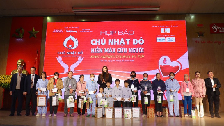 Đại diện Ban tổ chức và khách mời tặng quà bệnh nhân đang điều trị tại Viện Huyết học- Truyền máu Trung ương