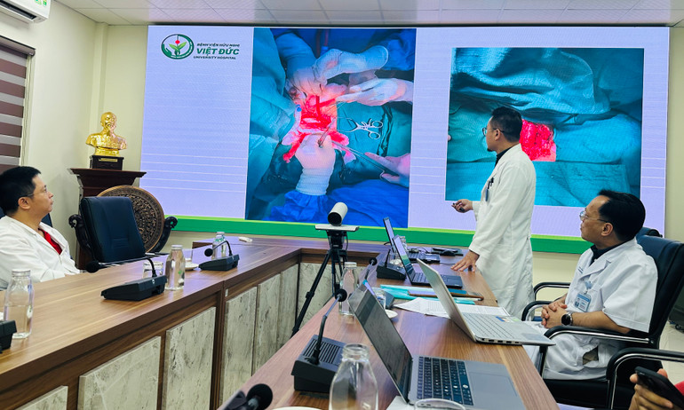 Các bác sĩ báo cáo về quá trình thực hiện ca ghép.