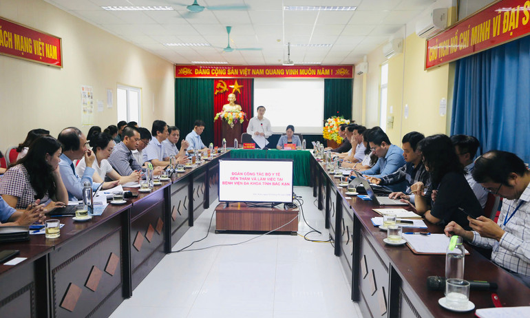 Đoàn công tác của Bộ Y tế và các bệnh viện tuyến trên làm việc với Bệnh viện đa khoa tỉnh Bắc Kạn.