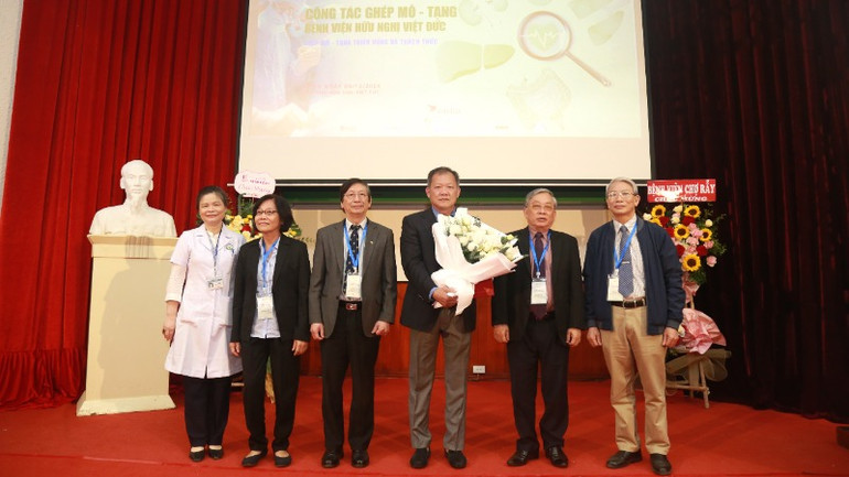 Hội Ghép tạng Việt Nam trao quyết định bổ nhiệm TS, BS Dương Đức Hùng, Giám đốc Bệnh viện Hữu nghị Việt Đức (người ôm hoa) giữ chức vụ Phó Chủ tịch Hội Ghép tạng Việt Nam.