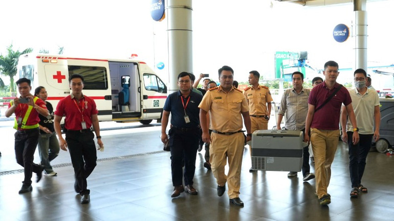 Trái tim đang được vận chuyển vào Bệnh viện Trung ương Huế để ghép cho người bệnh bị suy tim. Trái tim đang được vận chuyển vào Bệnh viện Trung ương Huế để ghép cho người bệnh bị suy tim.