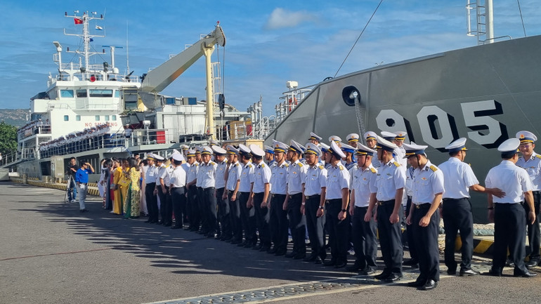 Đoàn công tác chuẩn bị xuất phát.