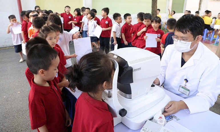 Trẻ em cần được chăm sóc, bảo vệ thường xuyên.