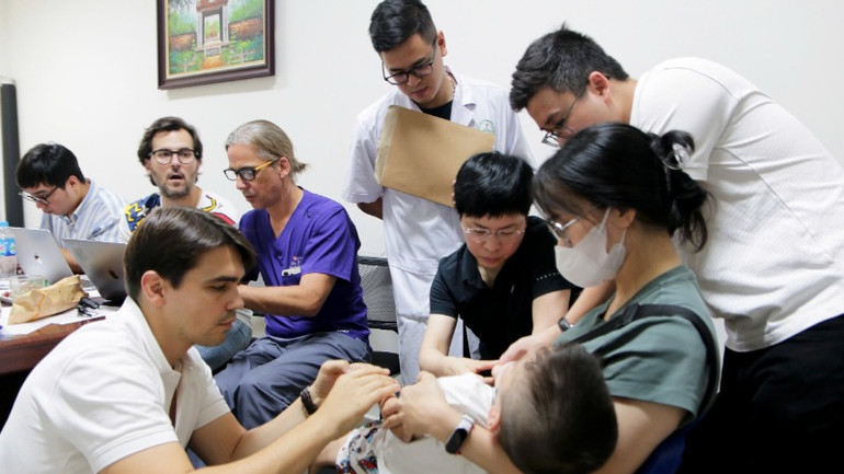 Chuyên gia quốc tế tham gia khám sàng lọc cho bệnh nhi.