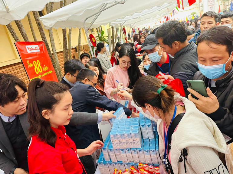 Người nhà người bệnh nhận quà tặng của các đơn vị tài trợ.