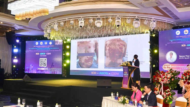 Các báo cáo viên trình bày báo cáo tại hội nghị.