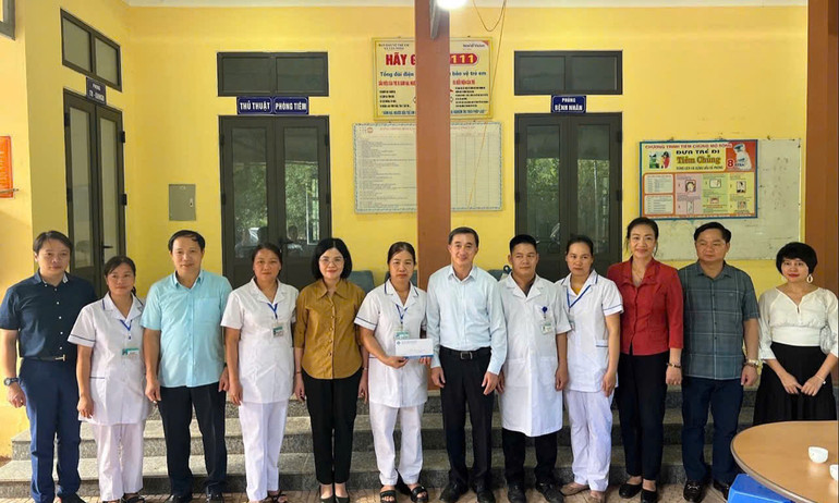 Trao quà cho đội ngũ cán bộ y tế.